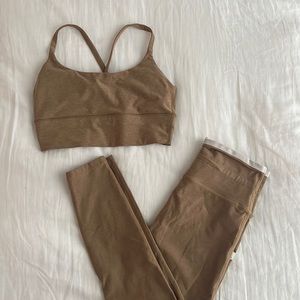 Vuori set(leggings and sports bra)